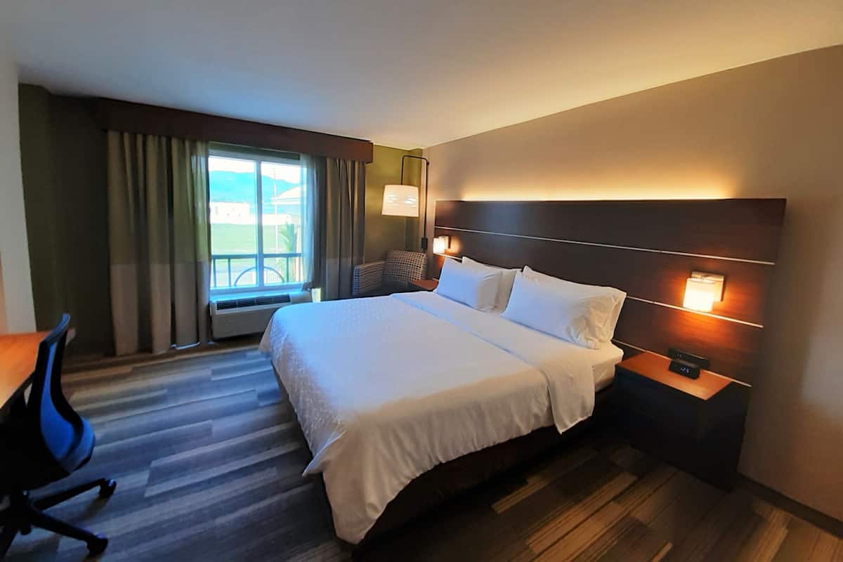 Standard Room, 1 King Bed | In-room safe, desk, iron/ironing board, free cribs/infant beds