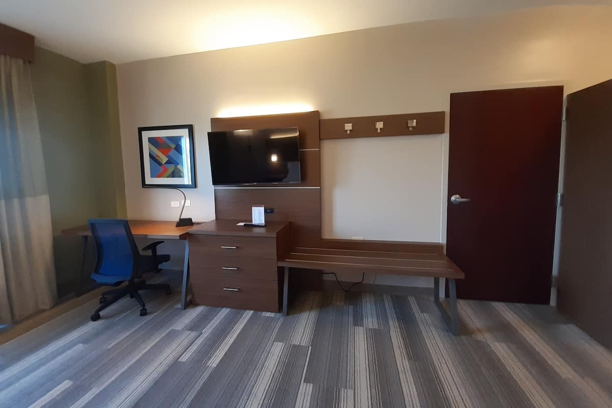 Standard Room, 1 King Bed (Extra Floor Space) | Room amenity