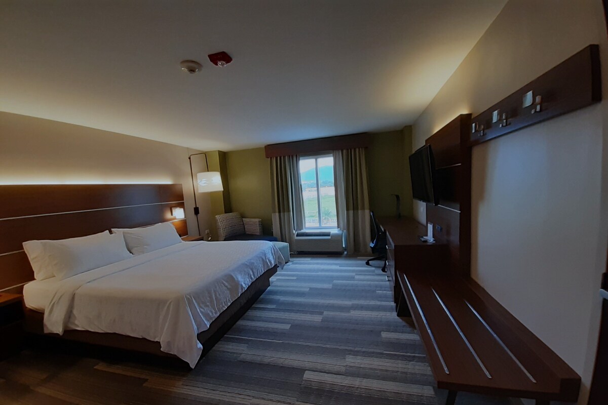 Standard Room, 1 King Bed, Accessible, Non Smoking (Communications) | In-room safe, desk, iron/ironing board, free cots/infant beds