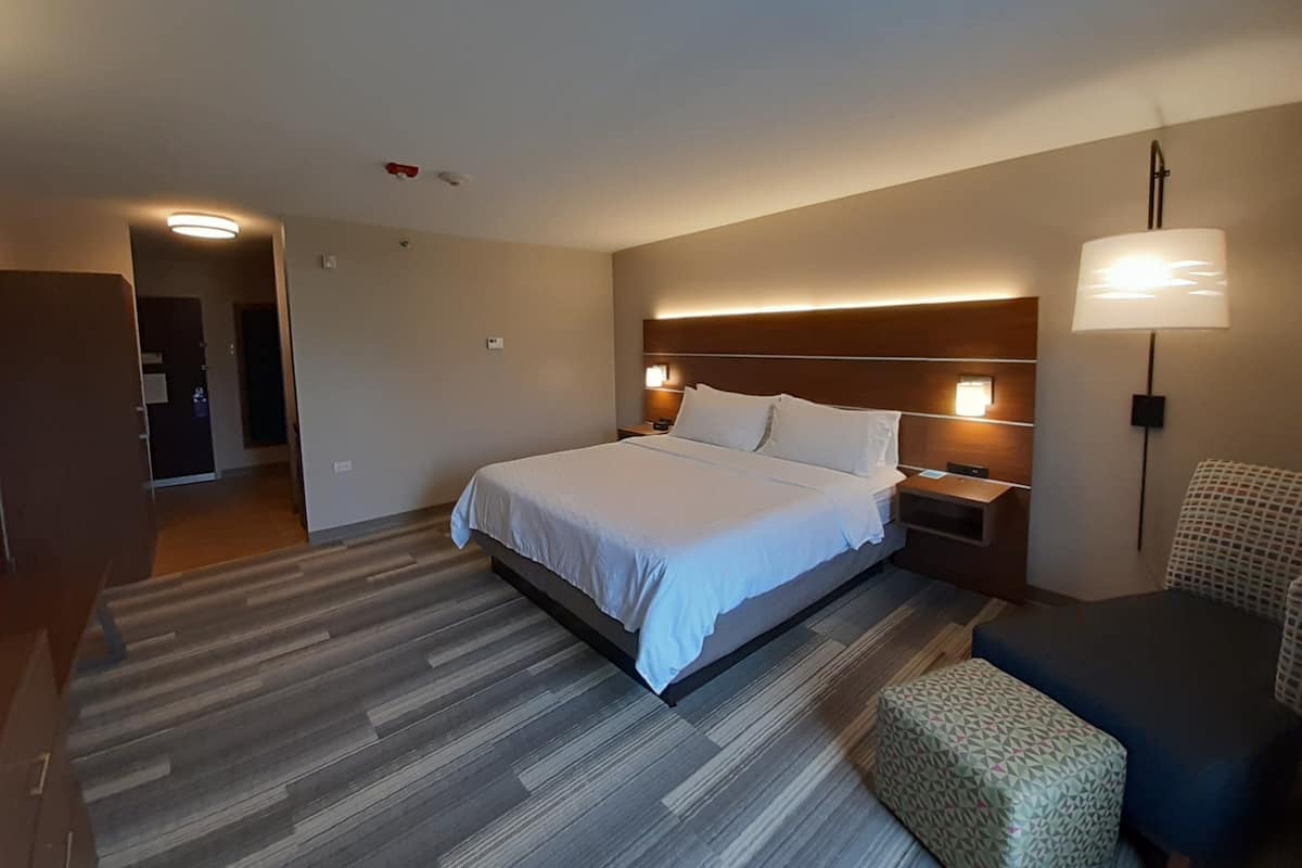 In-room safe, desk, iron/ironing board, free cribs/infant beds
