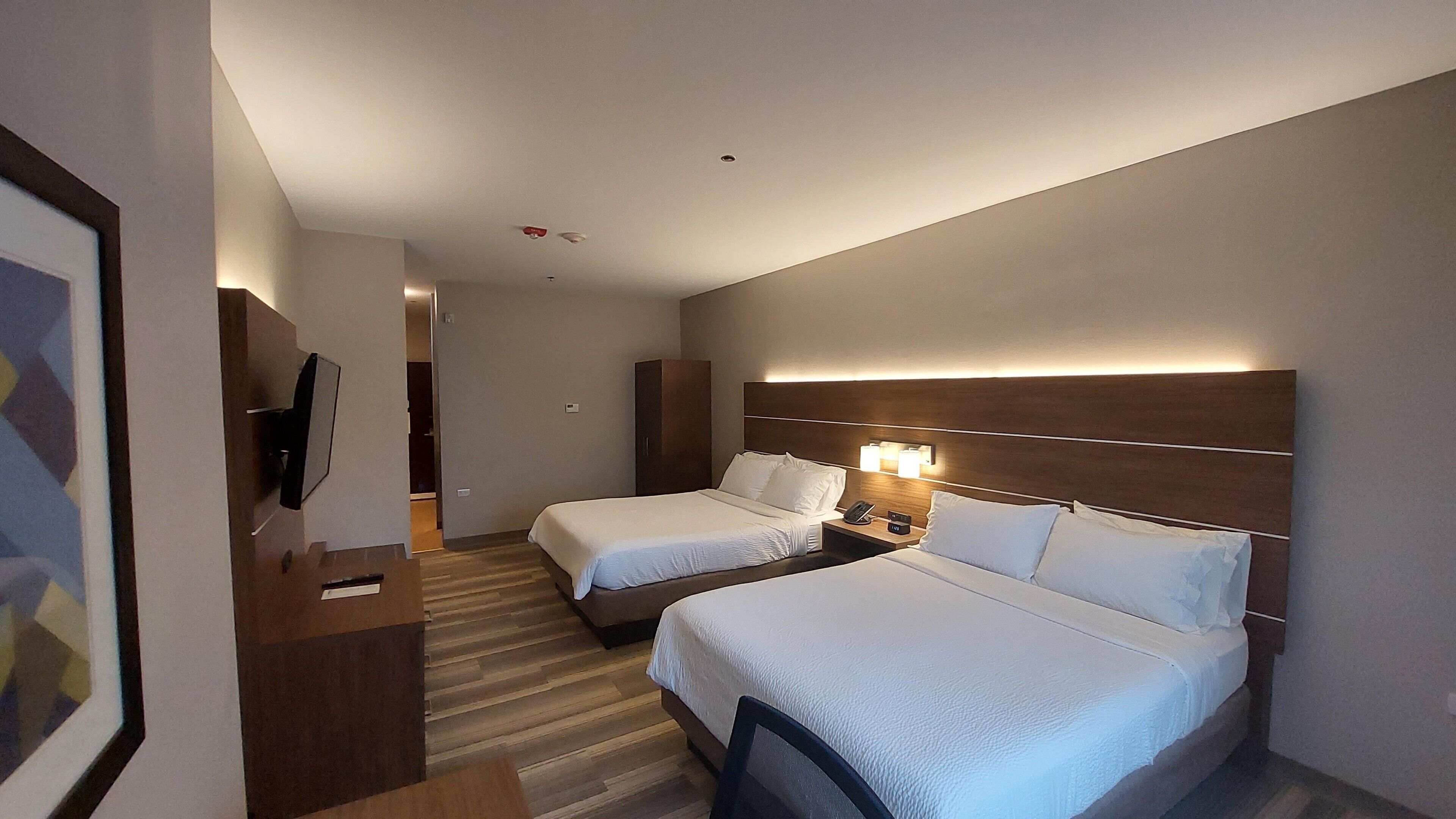 セーフティボックス (室内)、デスク、アイロン / アイロン台、ベビーベッド (無料)