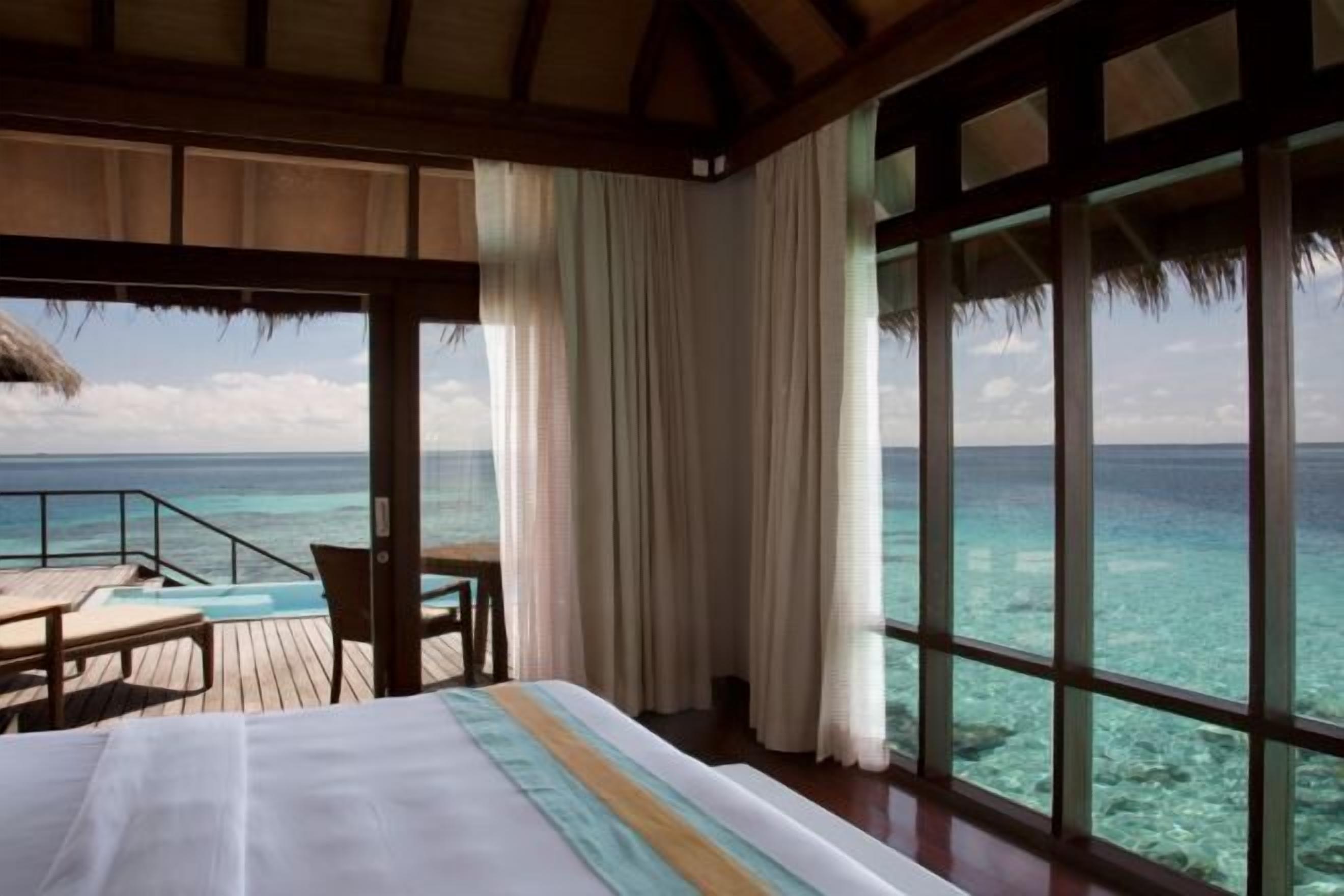 Ylelliset vuodevaatteet, minibaari, tallelokero huoneessa, työpöytä