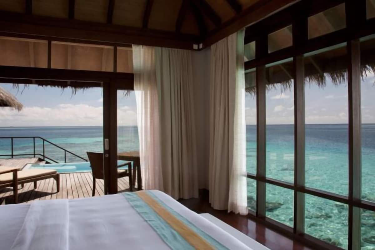 Ylelliset vuodevaatteet, minibaari, tallelokero huoneessa, työpöytä