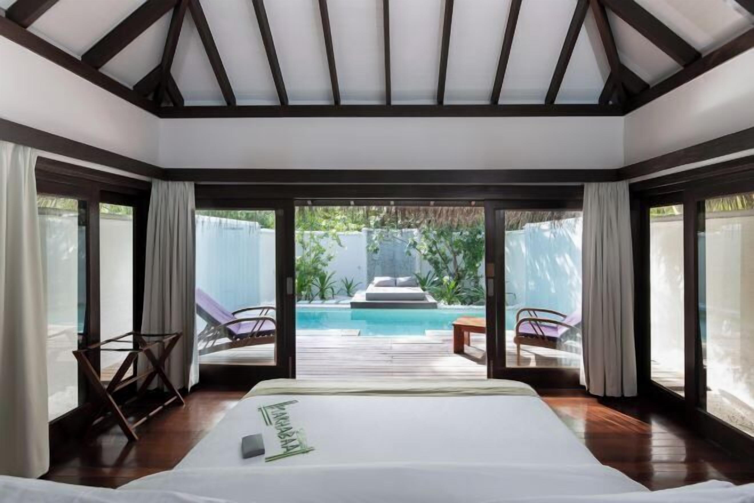 Ylelliset vuodevaatteet, minibaari, tallelokero huoneessa, työpöytä