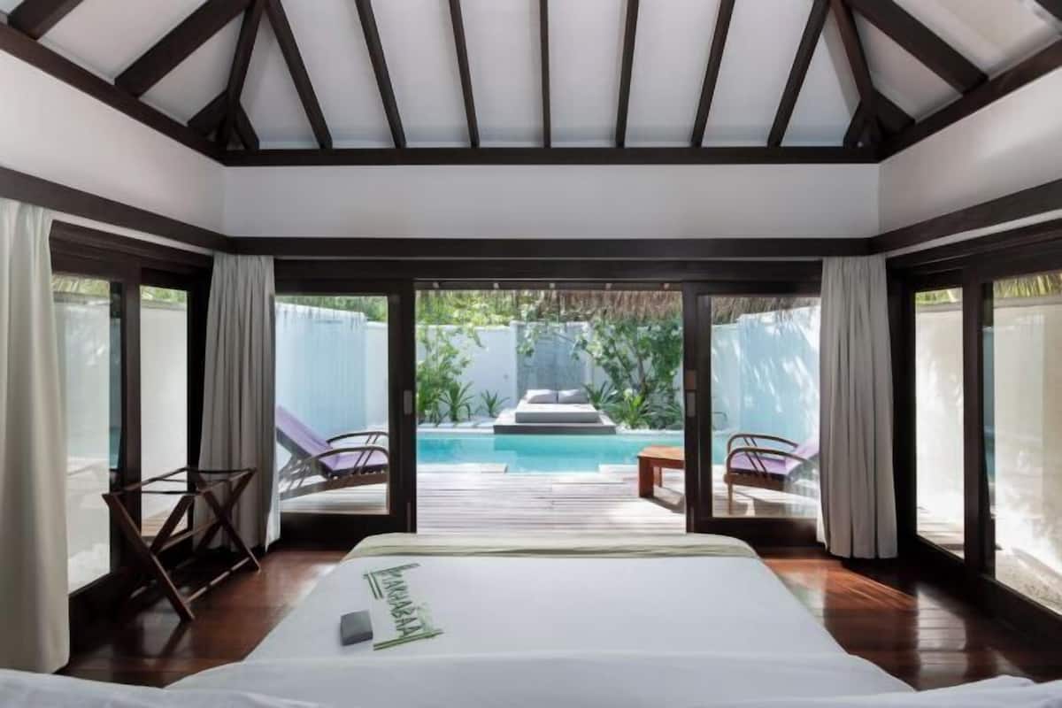 Ylelliset vuodevaatteet, minibaari, tallelokero huoneessa, työpöytä