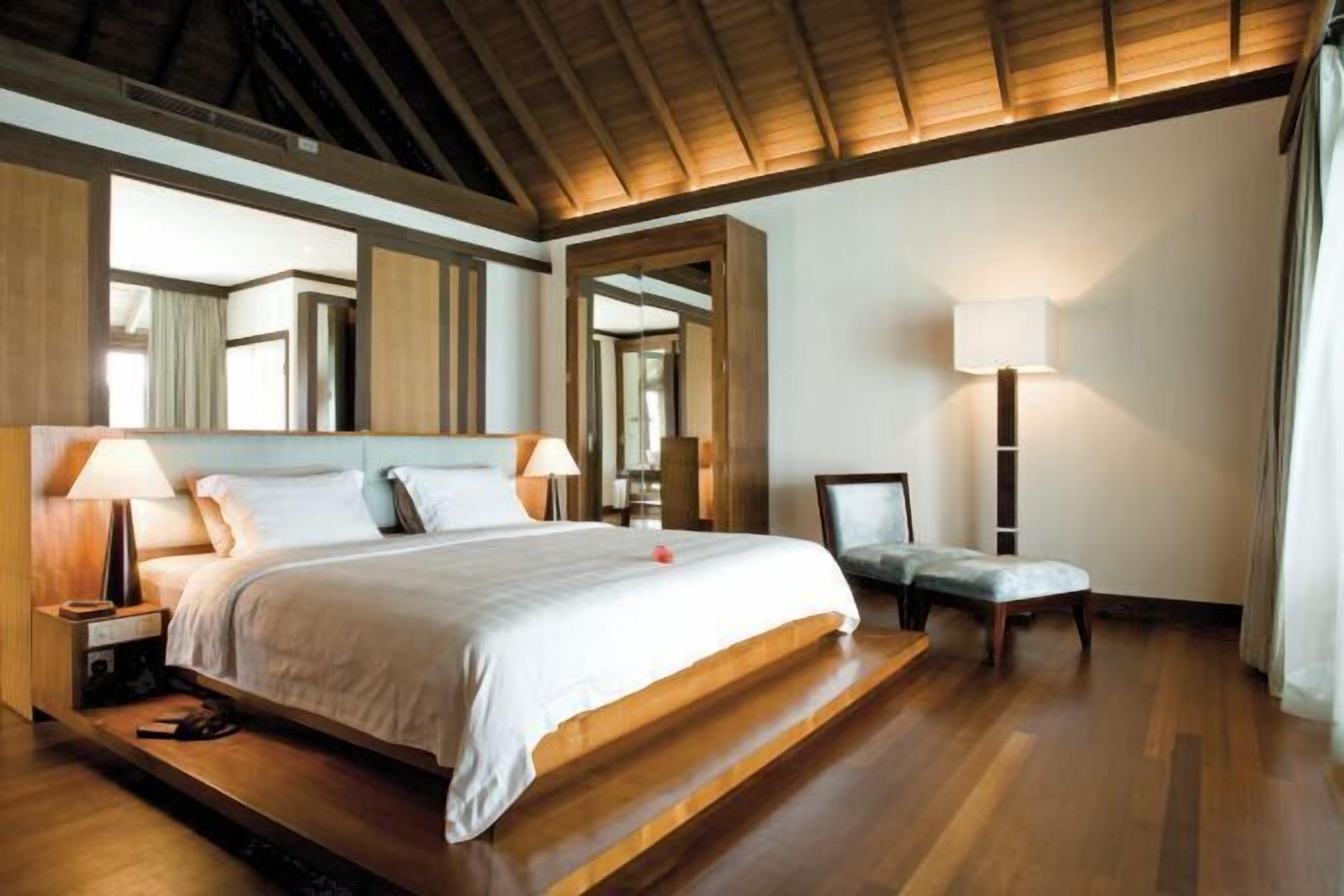 Ylelliset vuodevaatteet, minibaari, tallelokero huoneessa, työpöytä