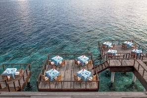 4 restaurants, breakfast, lunch, dinner served; international cuisine - Coco Bodu Hithi (Bodu Hithi)
