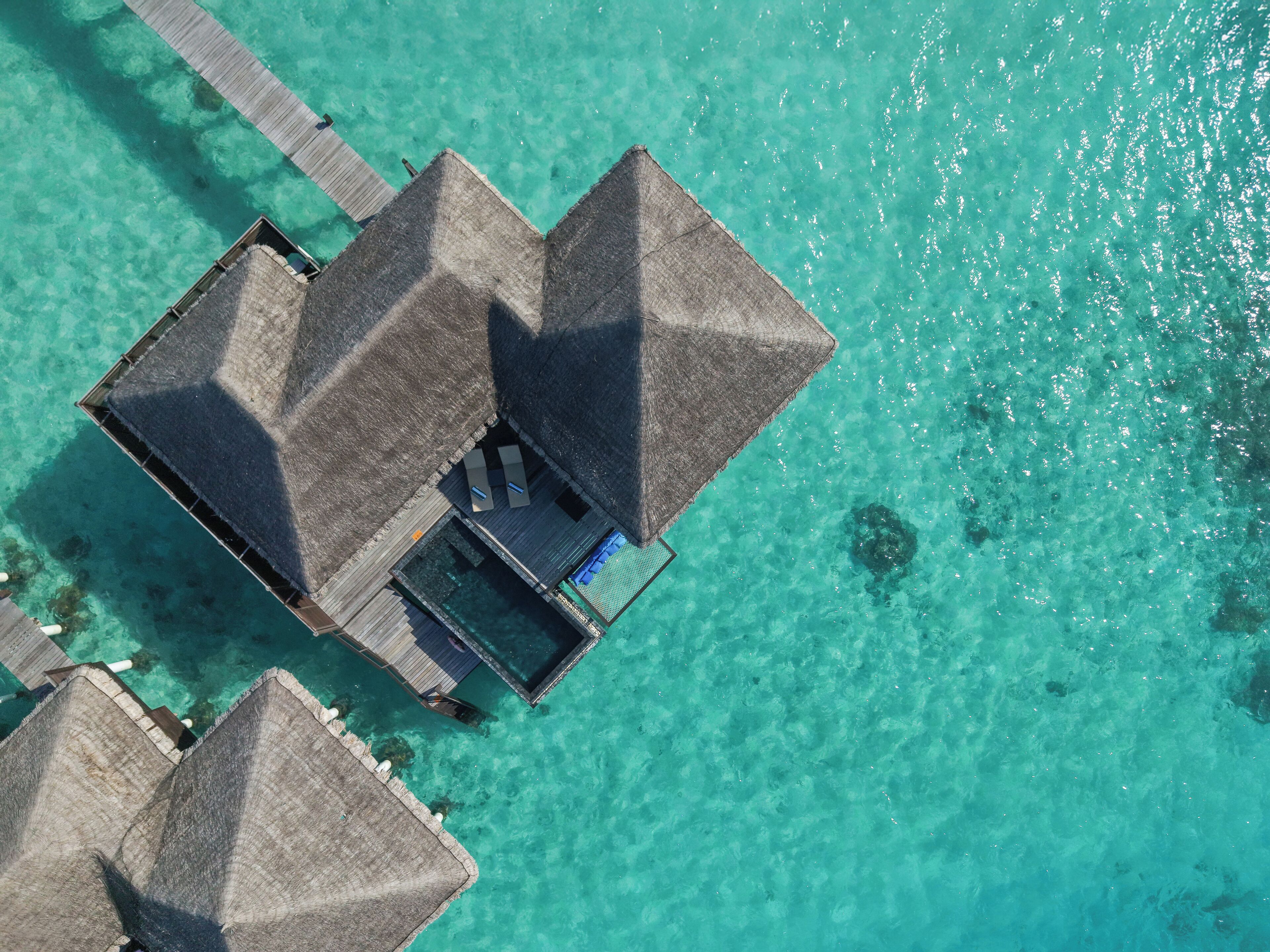 Huvila, yksityinen uima-allas, veden päällä (Escape Water Villa with Private Pool) | Ylelliset vuodevaatteet, minibaari, tallelokero huoneessa, työpöytä