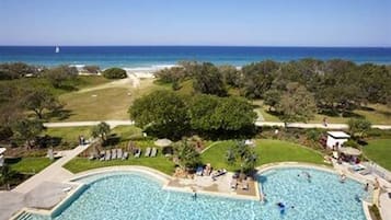 Piscine extérieure, parasols de plage, chaises longues