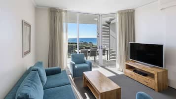 Skrivbord, strykjÀrn/strykbrÀda, gratis wi-fi och sÀngklÀder