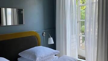 Medium m. badekar | Premium-sengetøj, pengeskab på værelset, individuelt design