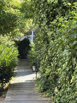 Ropa de cama de alta calidad y caja de seguridad en la habitación 