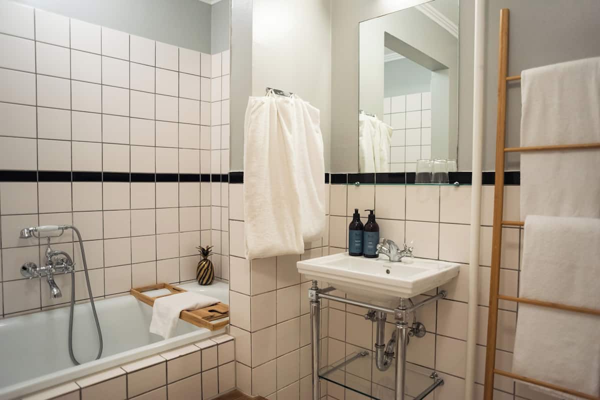 x-large, bath tub | bathroom | eco-friendly toiletries, hair dryer, towels, soap