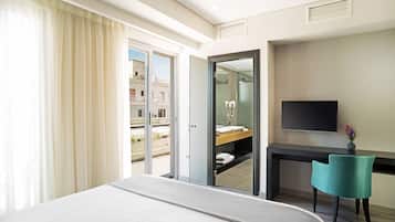 Minibar, caja de seguridad en la habitación y escritorio