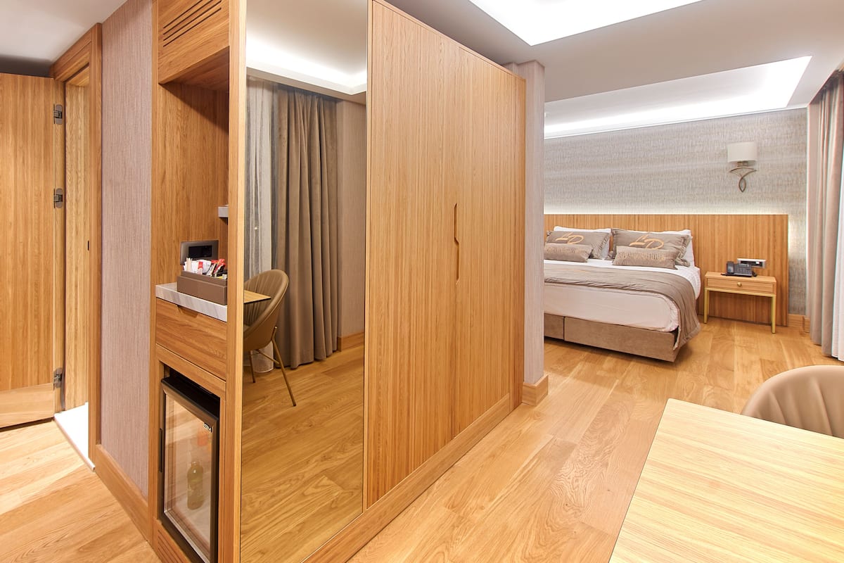 Deluxe suite | 1 slaapkamer, een minibar, een kluis op de kamer, geluiddichte muren