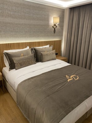 Standard-Einzelzimmer, 1 Queen-Bett | Minibar, Zimmersafe, schallisolierte Zimmer, Bügeleisen/Bügelbrett