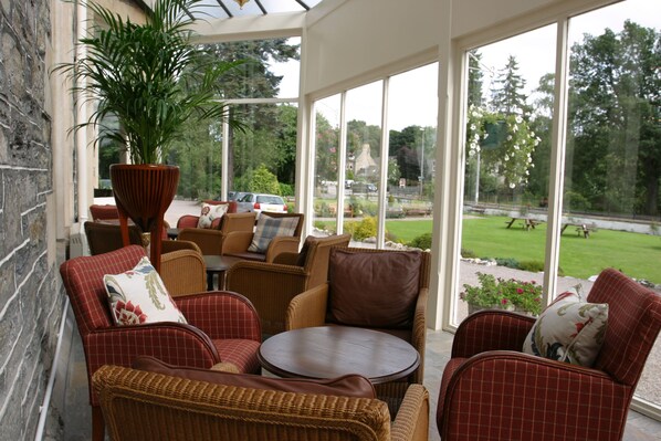 Breakfast and dinner served, local cuisine