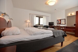 Habitación cuádruple familiar | Ropa de cama de alta calidad y edredones de plumas