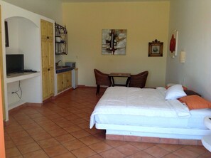 Junior Suite, Kitchenette | Egyptian cotton sheets, Tempur-Pedic beds, minibar, in-room safe - Hotel Positano (Cabo San Lucas)