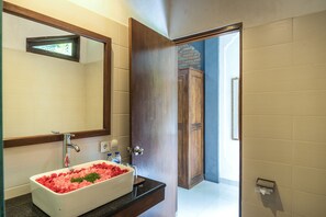 Een douche, handdoeken, zeep, shampoo