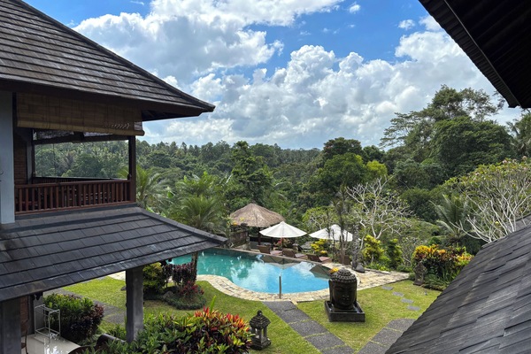 Outdoor pool, pool umbrellas, sun loungers