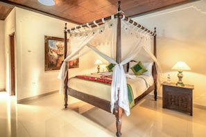 Caja de seguridad en la habitación y escritorio