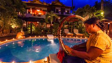 Alberca al aire libre y sombrillas en la alberca