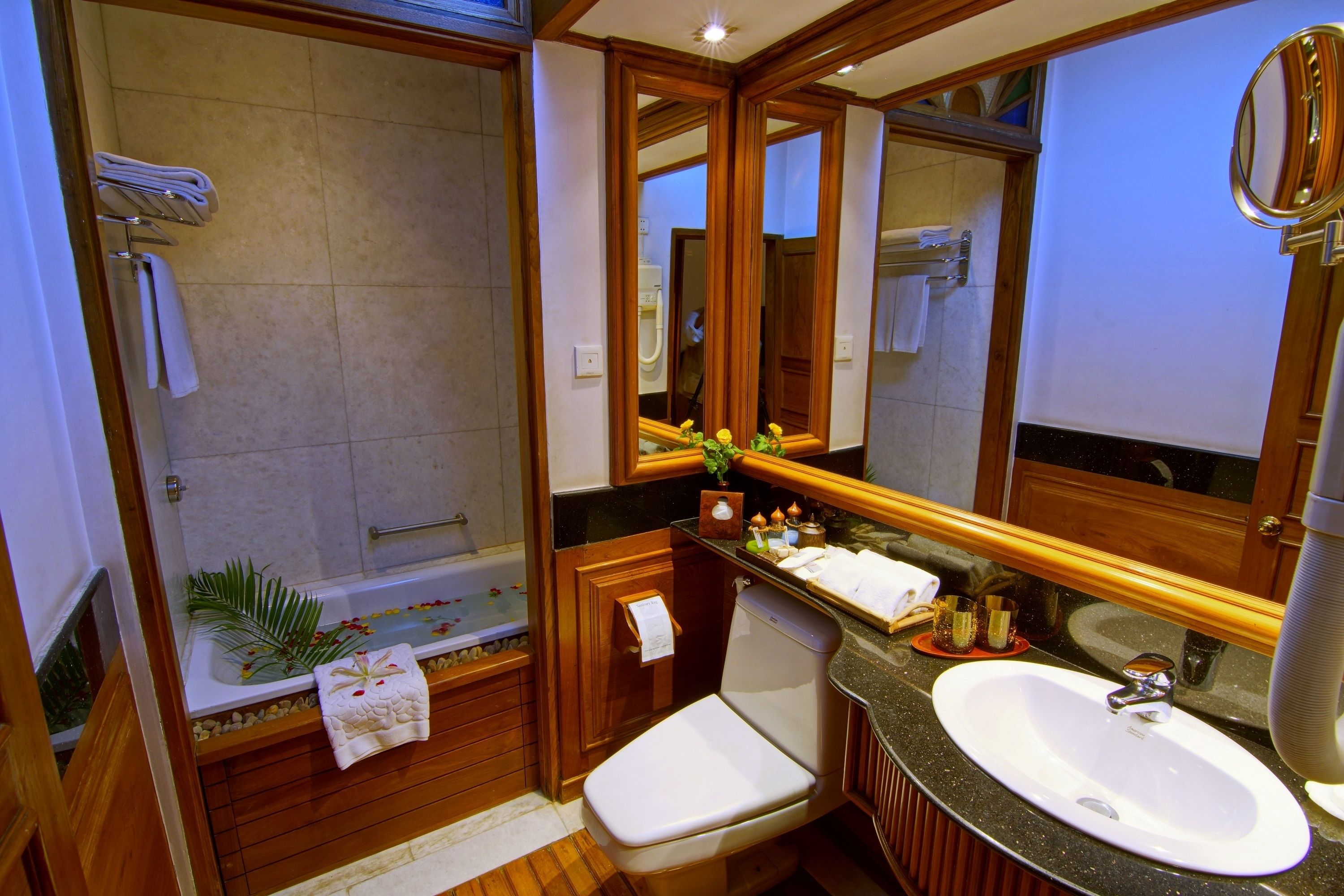deluxe room, 1 bedroom, pool view (shan) | bathroom | combined shower/bathtub, free toiletries, hair dryer, bathrobes