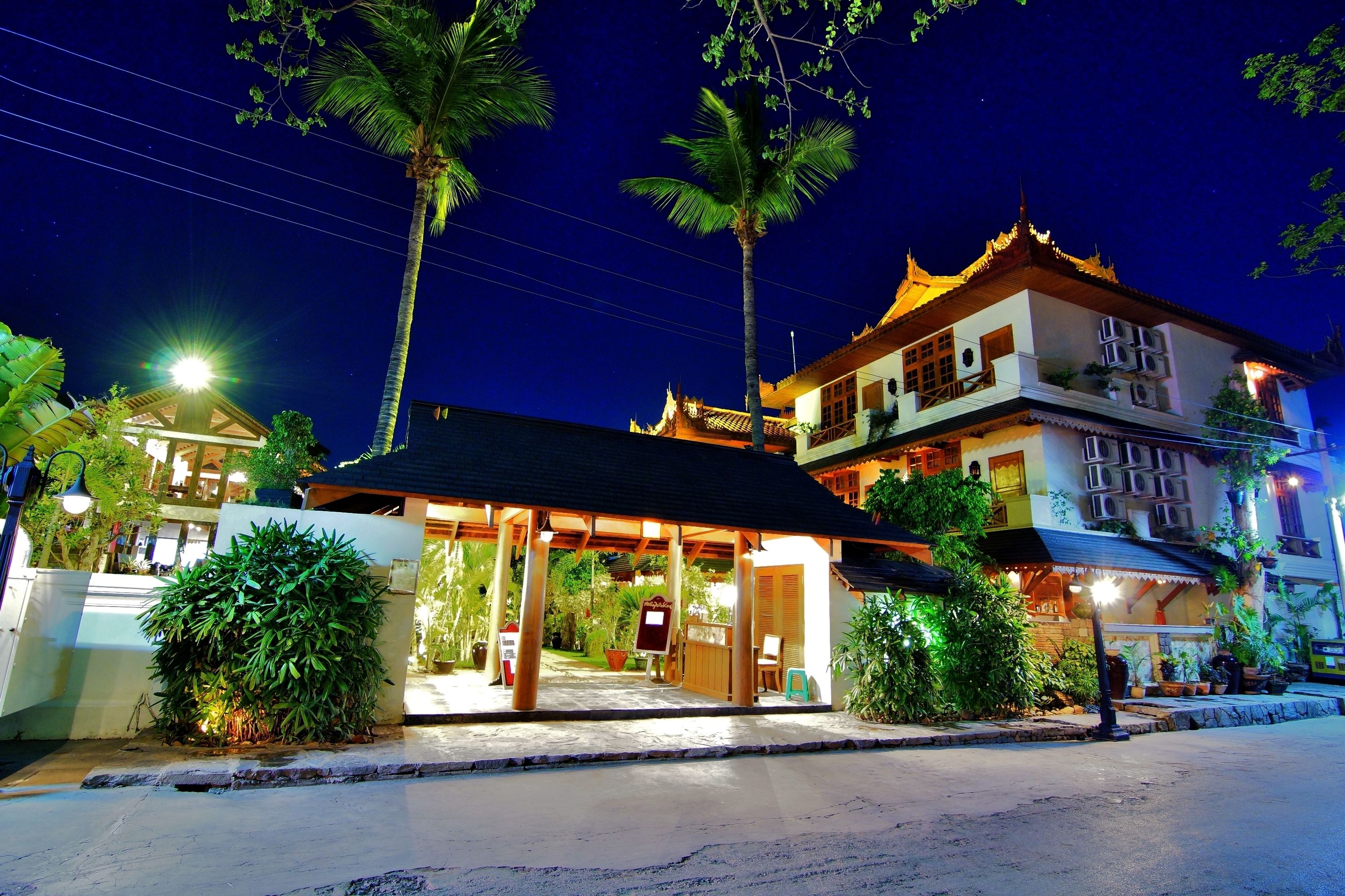 Vista frontal de la propiedad por la tarde o noche