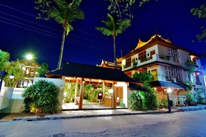 Fachada del alojamiento - Noche