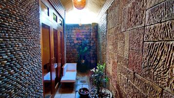 Habitación romántica, 1 habitación (Kachin) | Minibar, caja de seguridad en la habitación y decoración personalizada