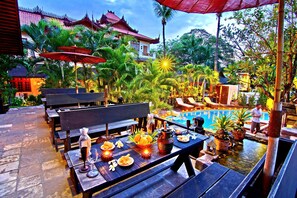 Déjeuner, dîner et souper servis sur place, vue sur la piscine 