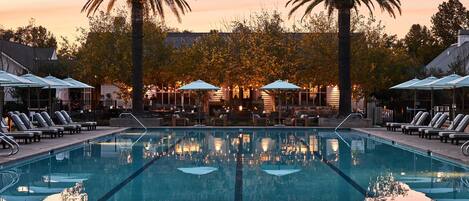 6 buitenzwembaden, zwembadcabana's (toeslag) en parasols bij het zwembad