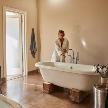 Couples treatment rooms, sauna, hot tub, steam room, hot springs