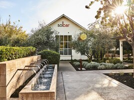 Serviço de café da manhã, culinária californiana, vistas para a piscina 