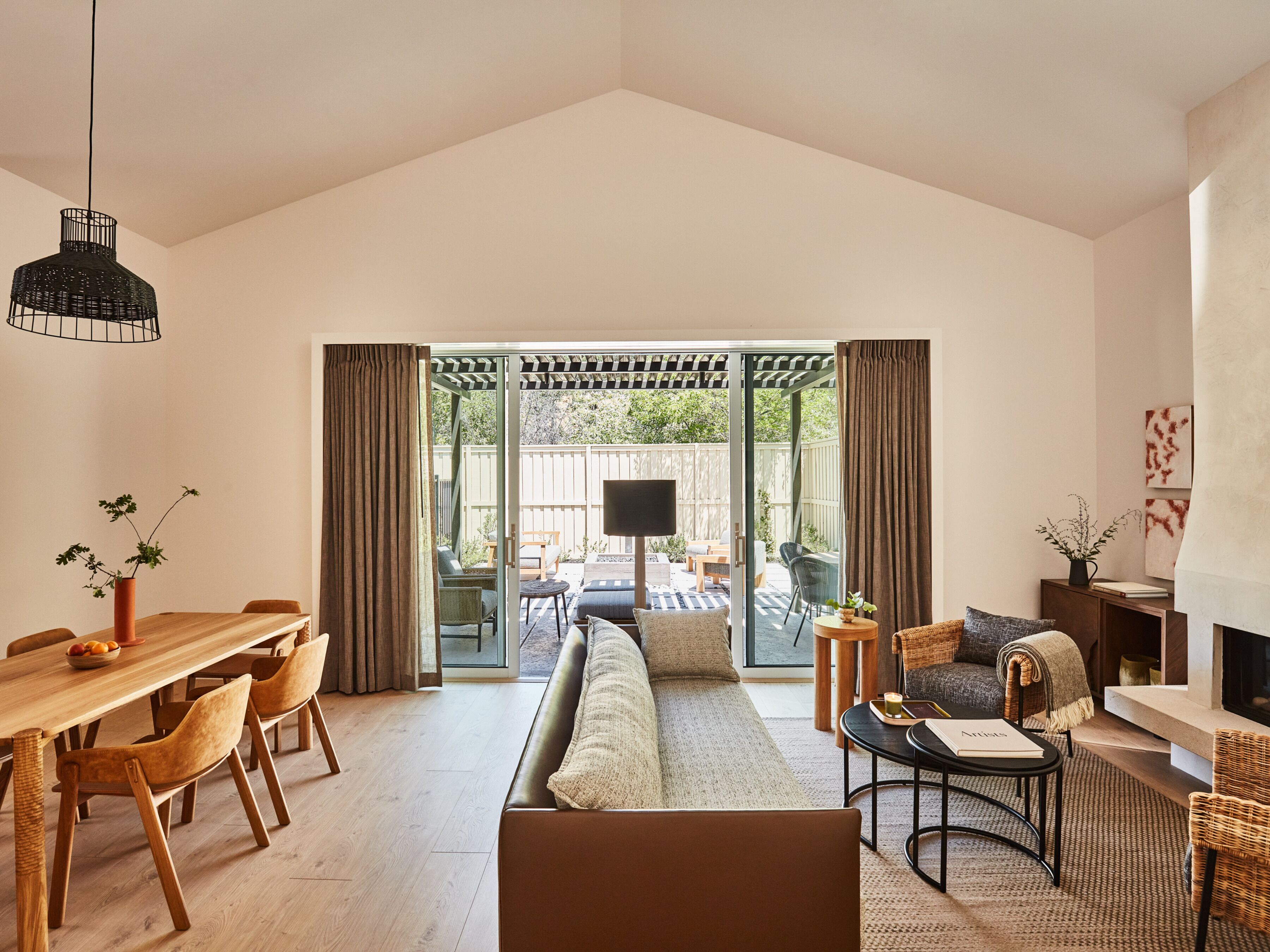 Télévision à écran plat de 60 pouces avec chaînes par câble, télévision