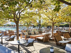 Aperto a colazione, cucina californiana, con vista sulla piscina 
