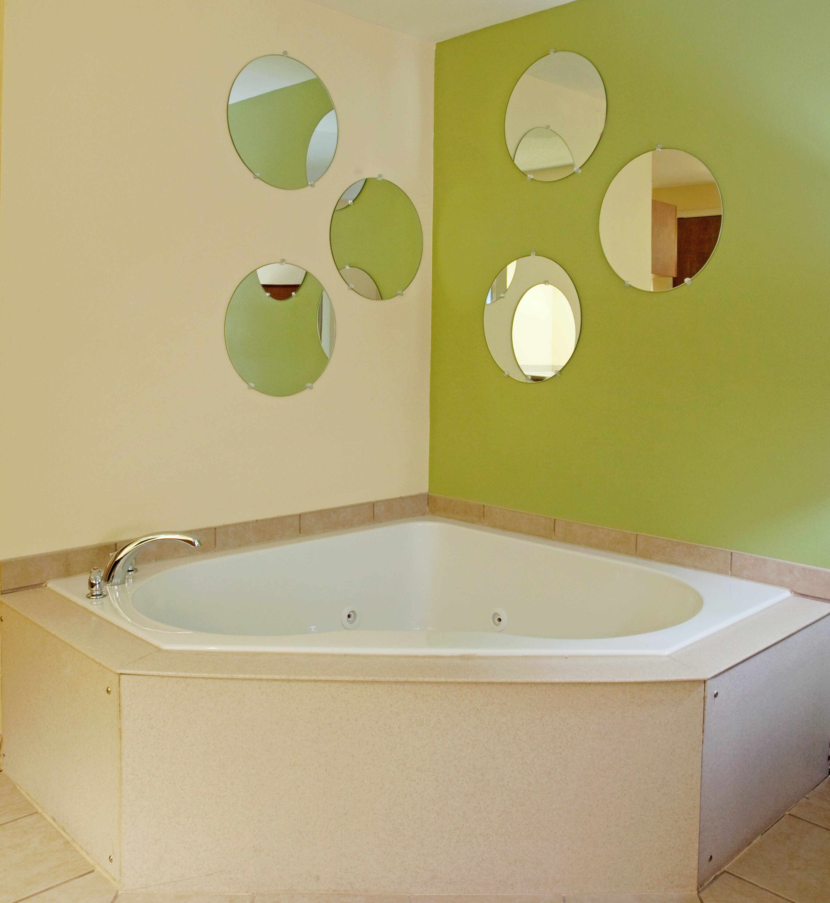 premium bedding, in-room safe, desk, laptop workspace