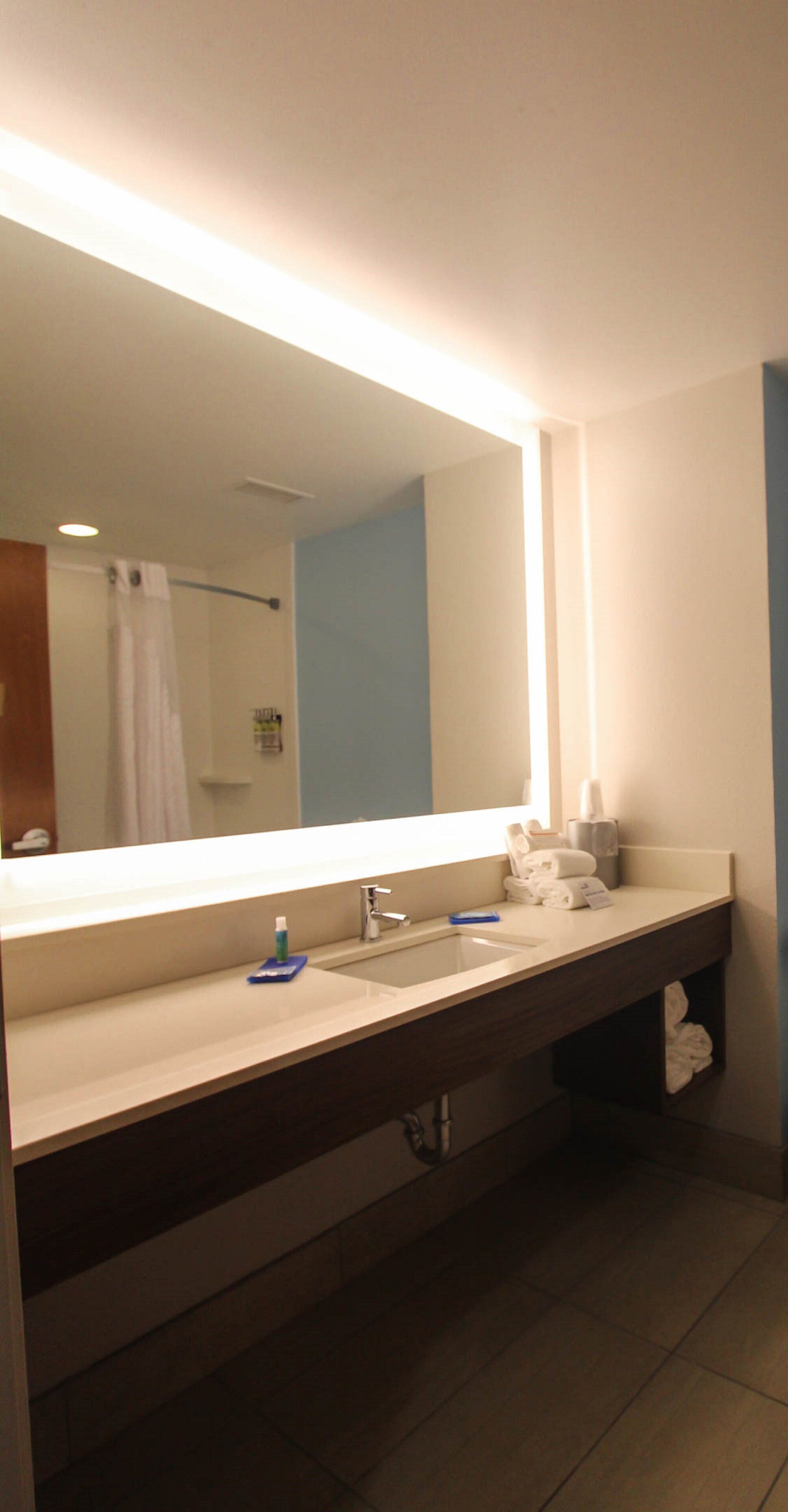 combined shower/bathtub, free toiletries, hair dryer, towels