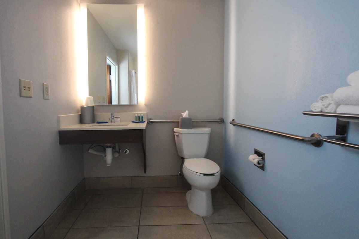 Ensemble douche/baignoire, articles de toilette gratuits, sĂšche-cheveux