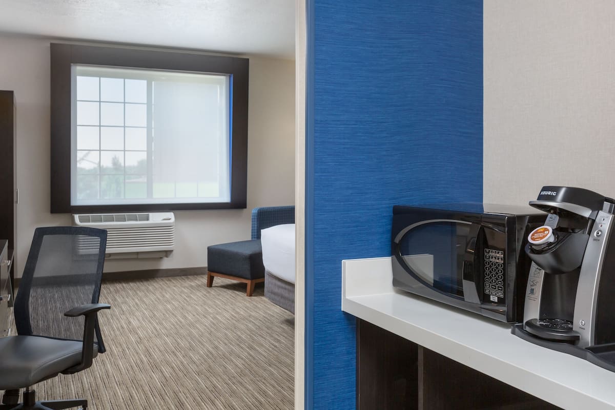 Standard Room, 1 King Bed, Accessible Bathtub (Mobility) | Room amenity