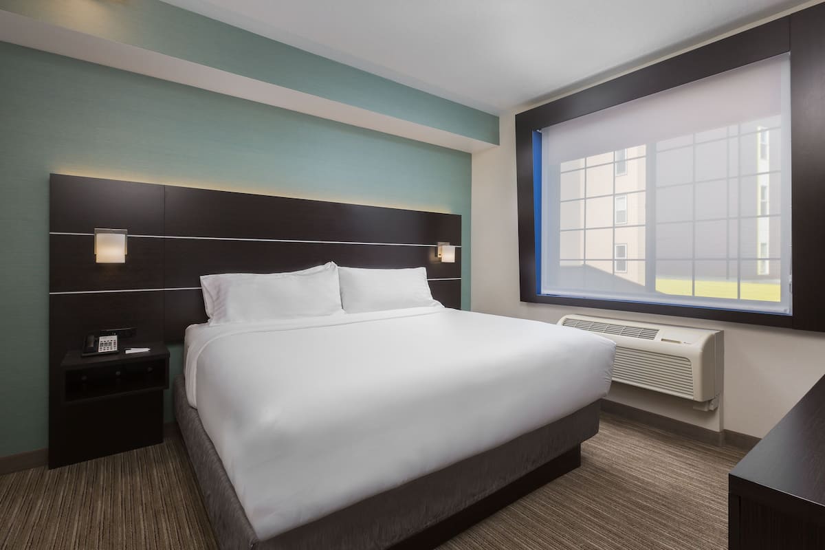 1 bedroom, premium bedding, in-room safe, desk