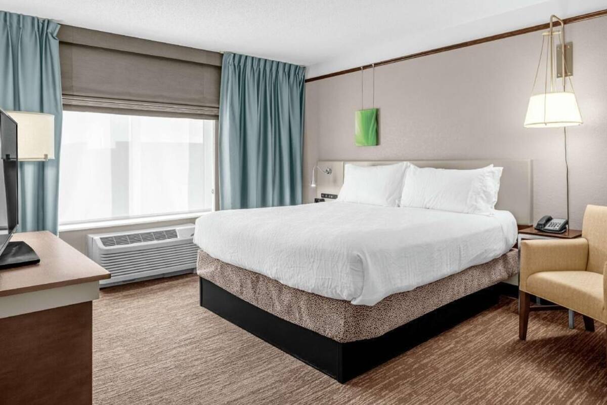 Roupas de cama premium, escrivaninha, quartos à prova de som