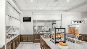 Eine moderne Küche mit digitalem Display, Brotschau und Saftspender.