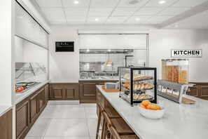 Colazione servita nei giorni feriali (13.95 USD a persona) 