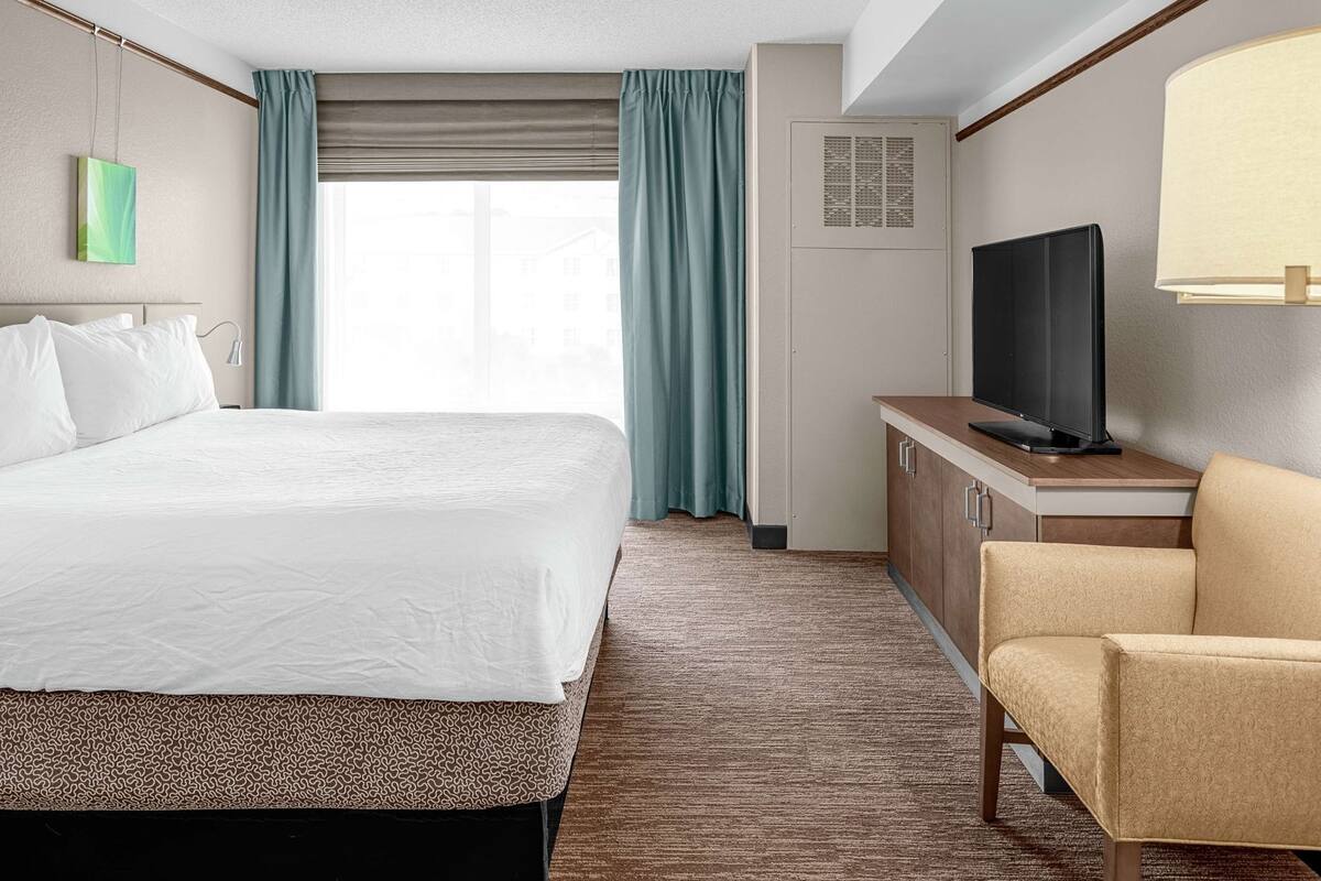 Roupas de cama premium, escrivaninha, quartos à prova de som
