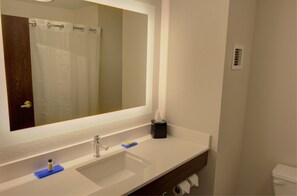 Combined shower/tub, free toiletries, hair dryer, towels