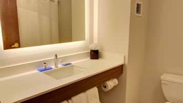 Bañera con ducha, artículos de tocador gratuitos, secador de pelo