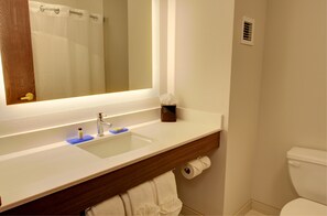 Duschwanne, kostenlose Toilettenartikel, Haartrockner, Handtücher