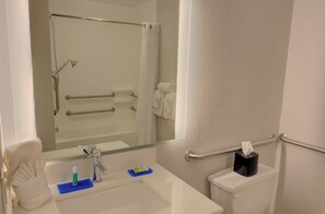 Combined shower/tub, free toiletries, hair dryer, towels - Holiday Inn Express Hotel & Suites Le Mars by IHG (Le Mars)